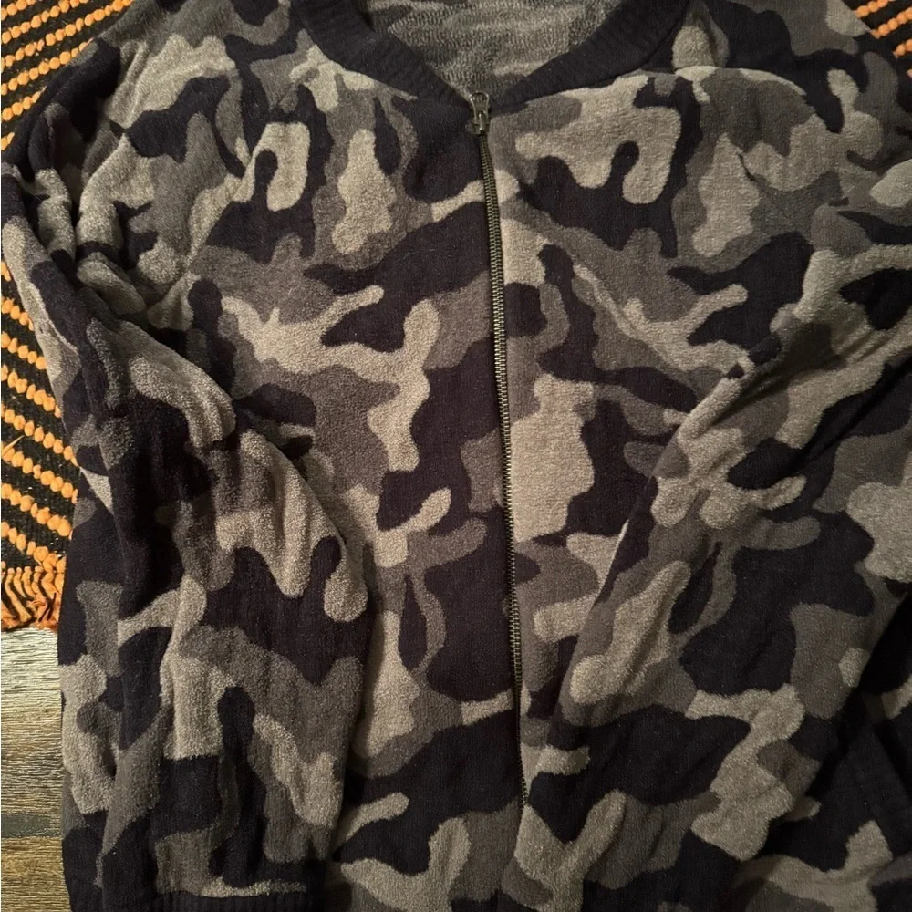 Barefoot Dreams CozyChic Ultra Lite Camo Zip-Up Bomber size Large - Picture 3 of 6